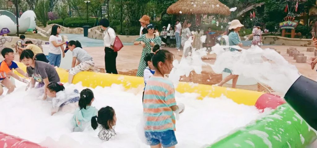 童乐泼水季